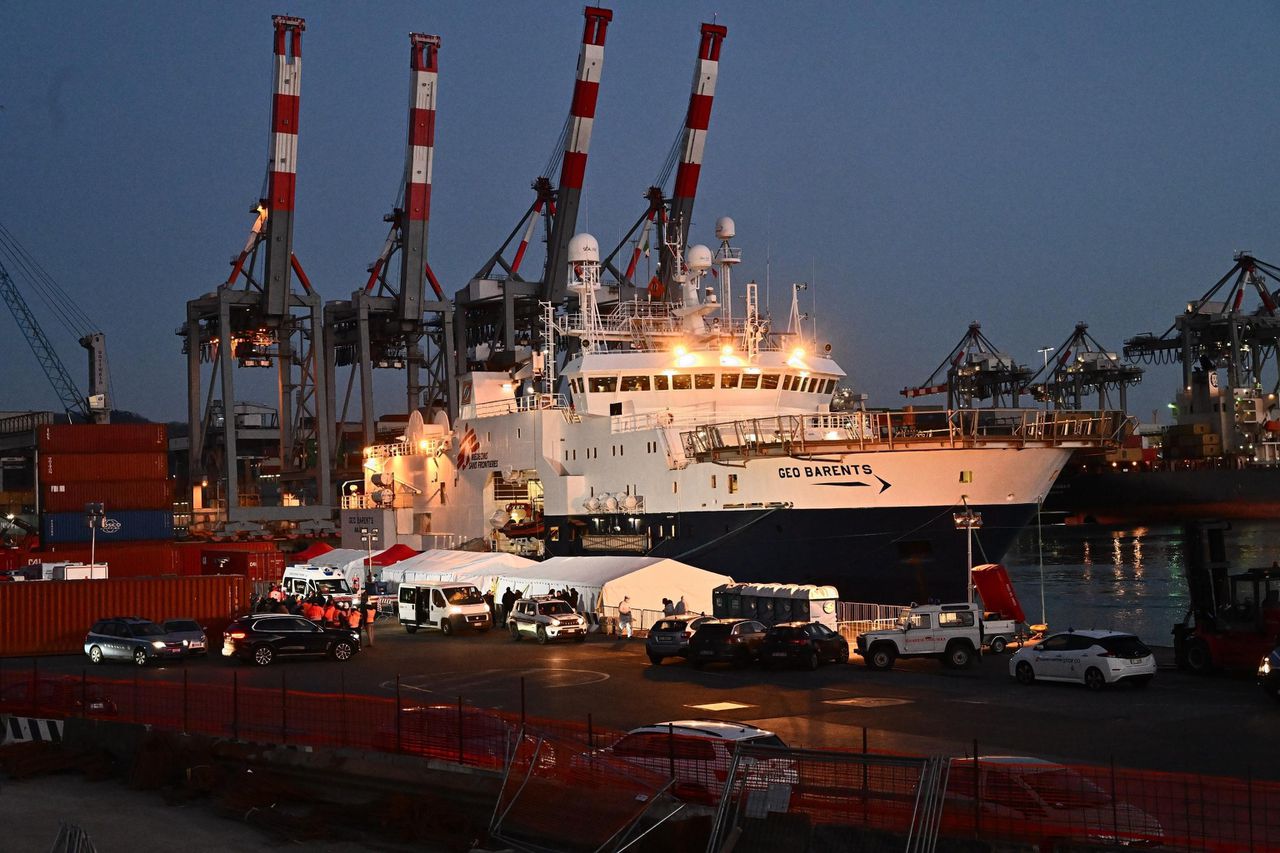 Het Geo Barents schip van Artsen zonder Grenzen in een Italiaanse haven.