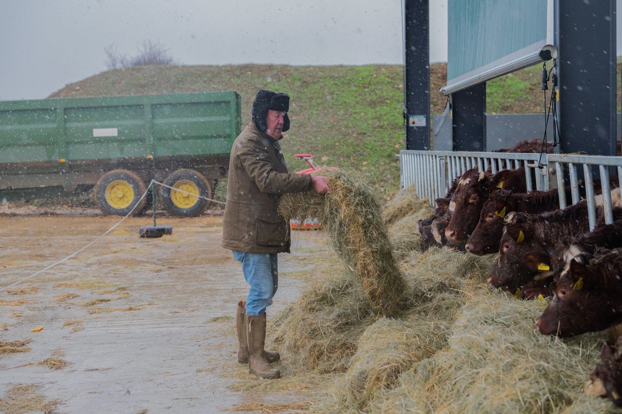 Jeremy Clarkson als sappelende boer in seizoen 2 van ‘Clarkson’s Farm’.