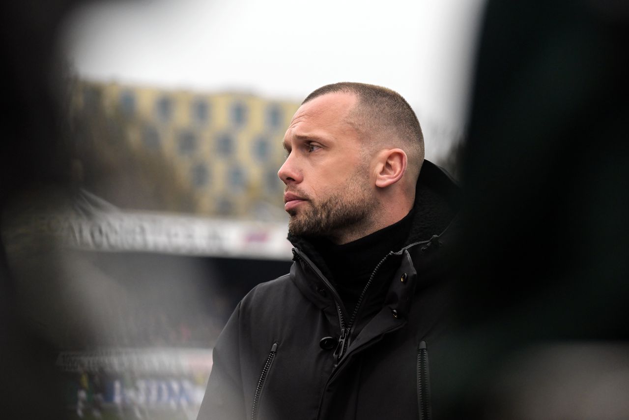 Heitinga was sinds de zomer van 2021 al hoofdcoach bij Jong Ajax. Zijn huidige contract, dat afgelopen november werd verlengd, loopt nog tot de zomer van 2025.