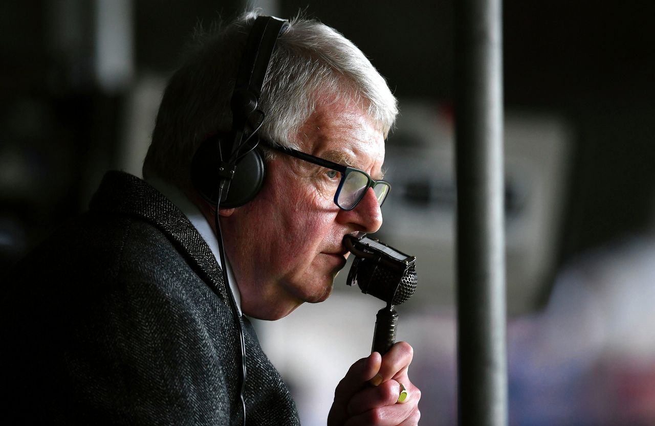 Voetbalcommentator John Motson, ‘Motty’, aan het werk in 2018