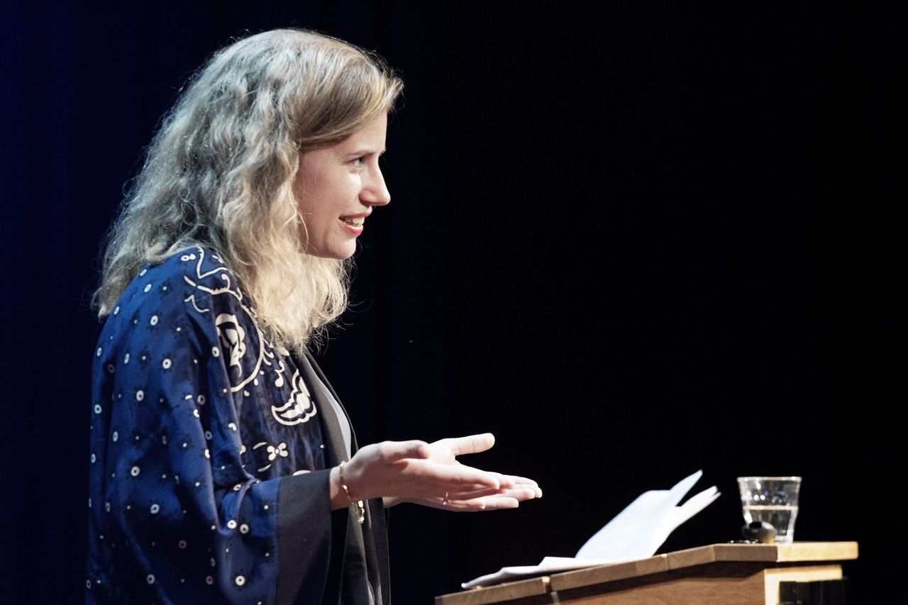 Journalist Ana van Es in 2016 in debatcentrum De Balie in Amsterdam.