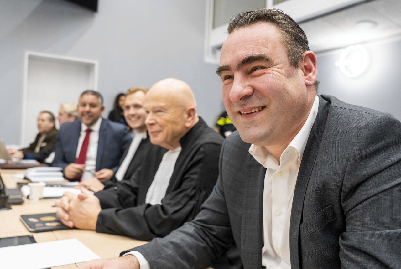 De Haagse oud-wethouder Richard de Mos met zijn advocaat Peter Plasman in de Rotterdamse rechtbank.