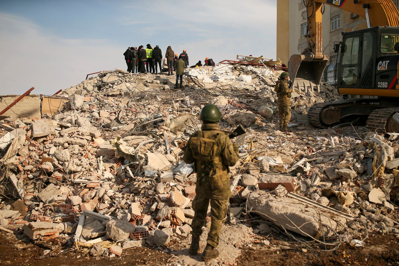 Turkse soldaten zoeken naar overlevenden in het puin van een ingestort gebouw in Malatya.