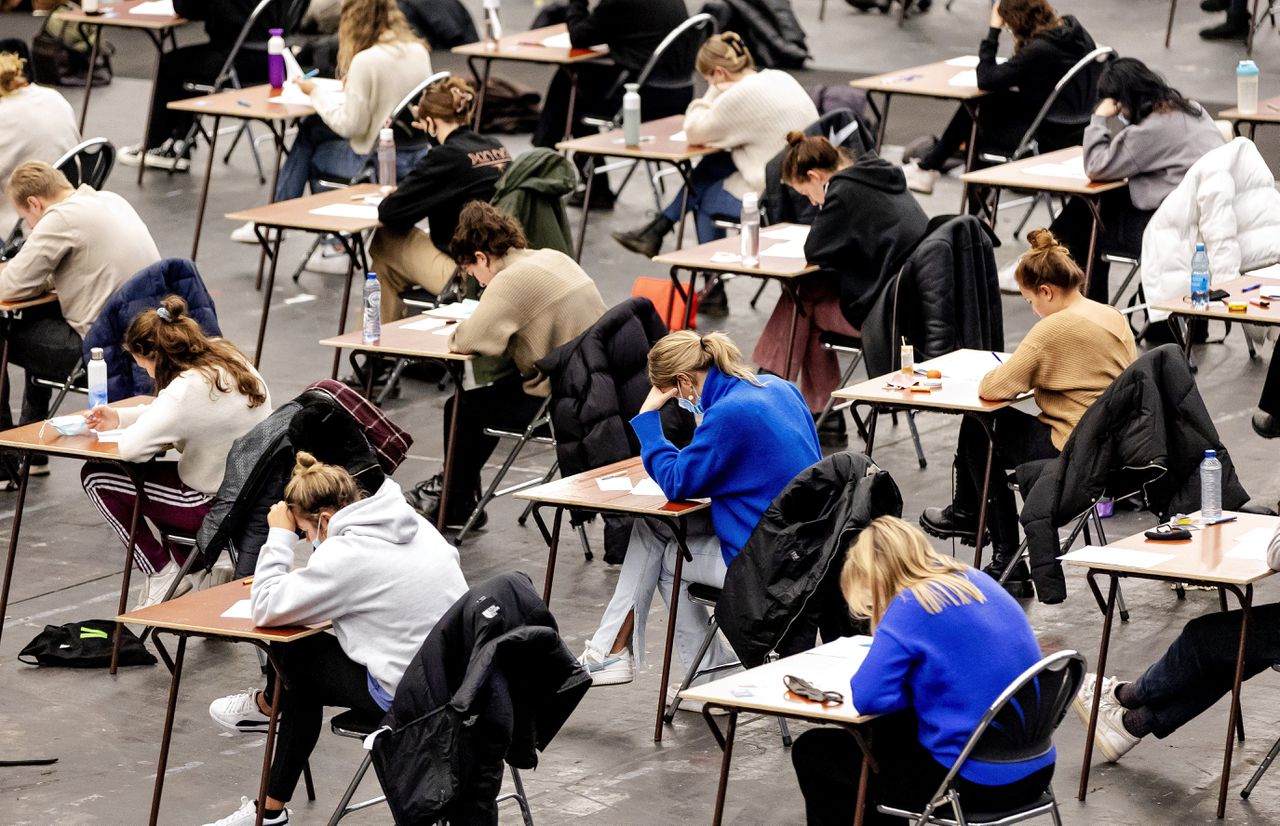 Studenten van de Vrije Universiteit tijdens een tentamen in de RAI.