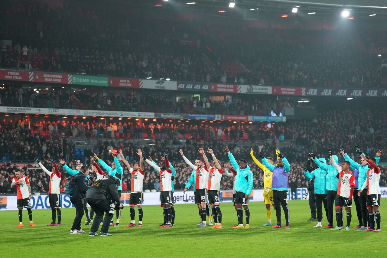 De spelers van Feyenoord vieren de overwinning.