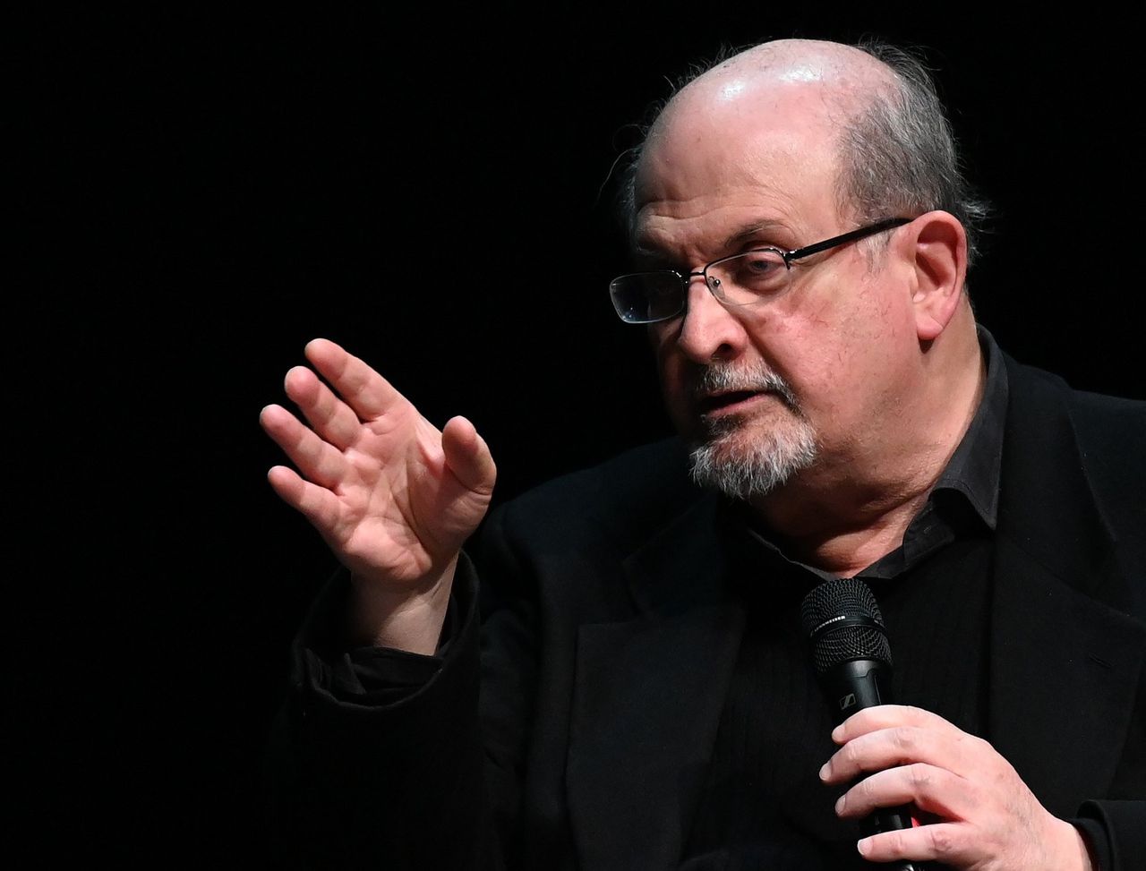 Salman Rushdie in 2019. In elke recensie van zijn nieuwste boek Victoriestad, komt tot nu toe de aanslag op zijn leven ter sprake.