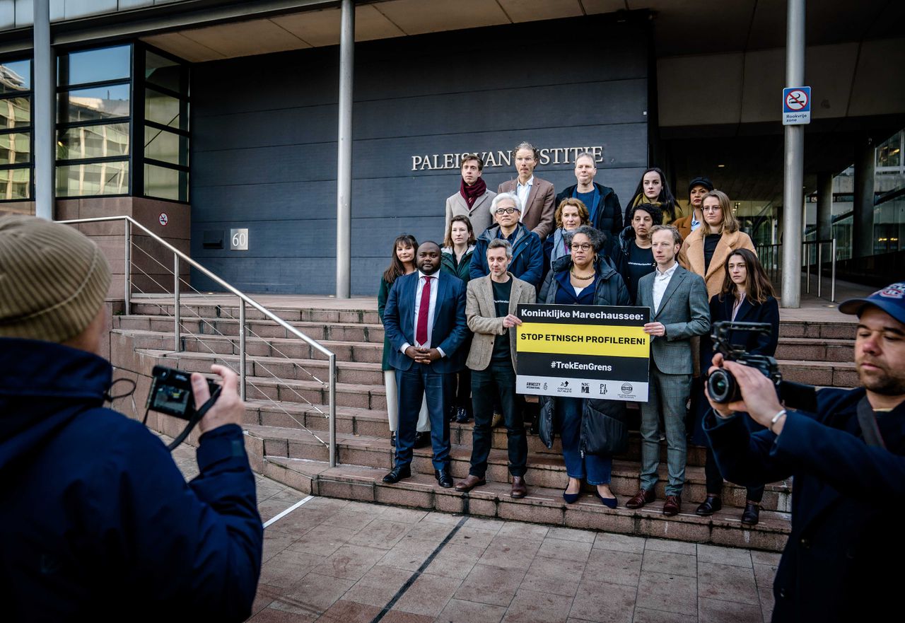 Een demonstratie van Amnesty voorafgaand aan de uitspraak van de rechtbank of de Koninklijke Marechaussee zich schuldig maakt aan etnisch profileren bij het controleren van mensen die het land binnenkomen.