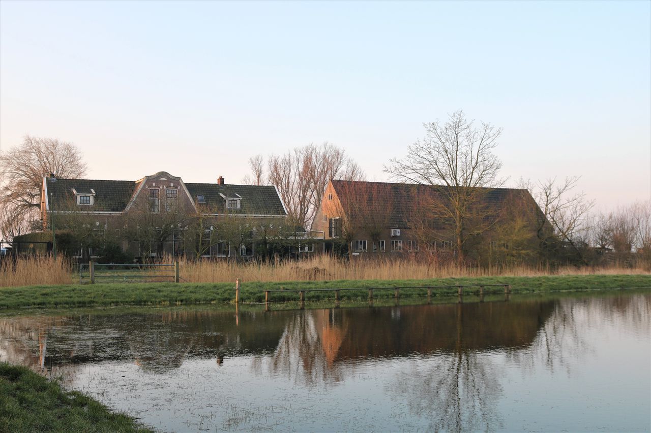 De achterkant van het pension, met rechts de schuur waar hennep werd verbouwd. Foto uit privéarchief auteur