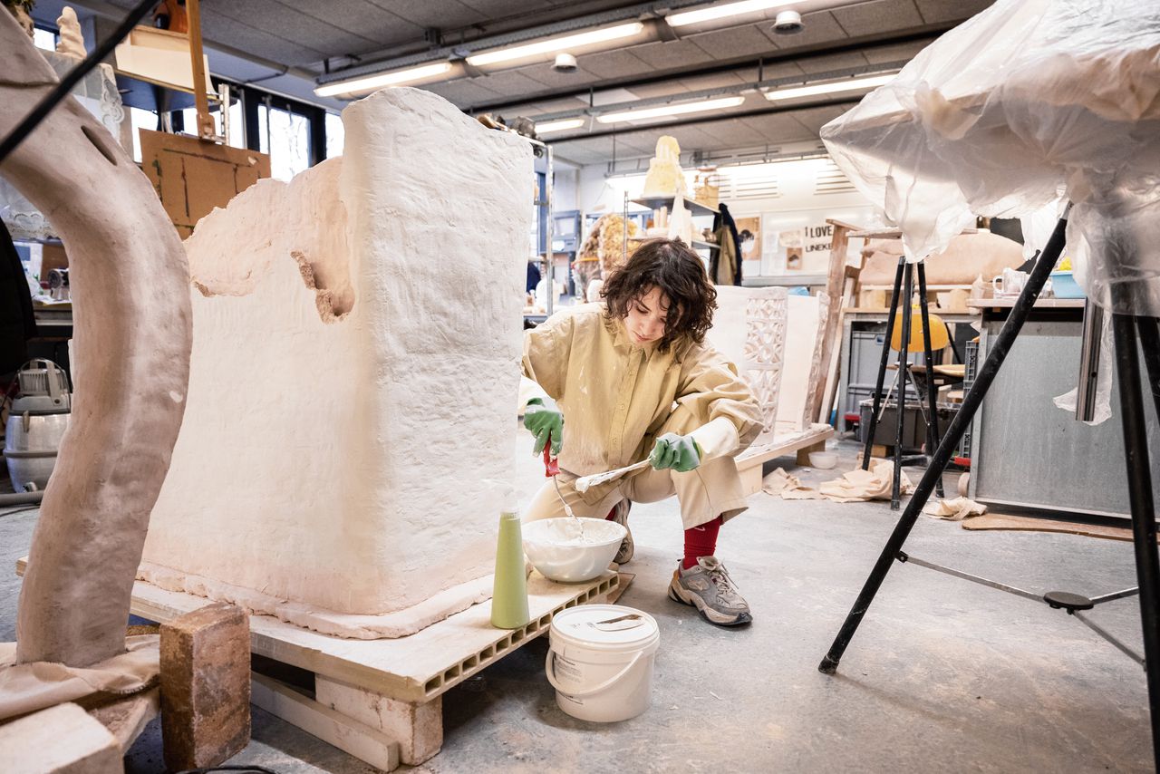 Student aan het werk op de Gerrit Rietveld Academie in Amsterdam, aan deze kunstopleiding is bijna 65 procent internationaal.