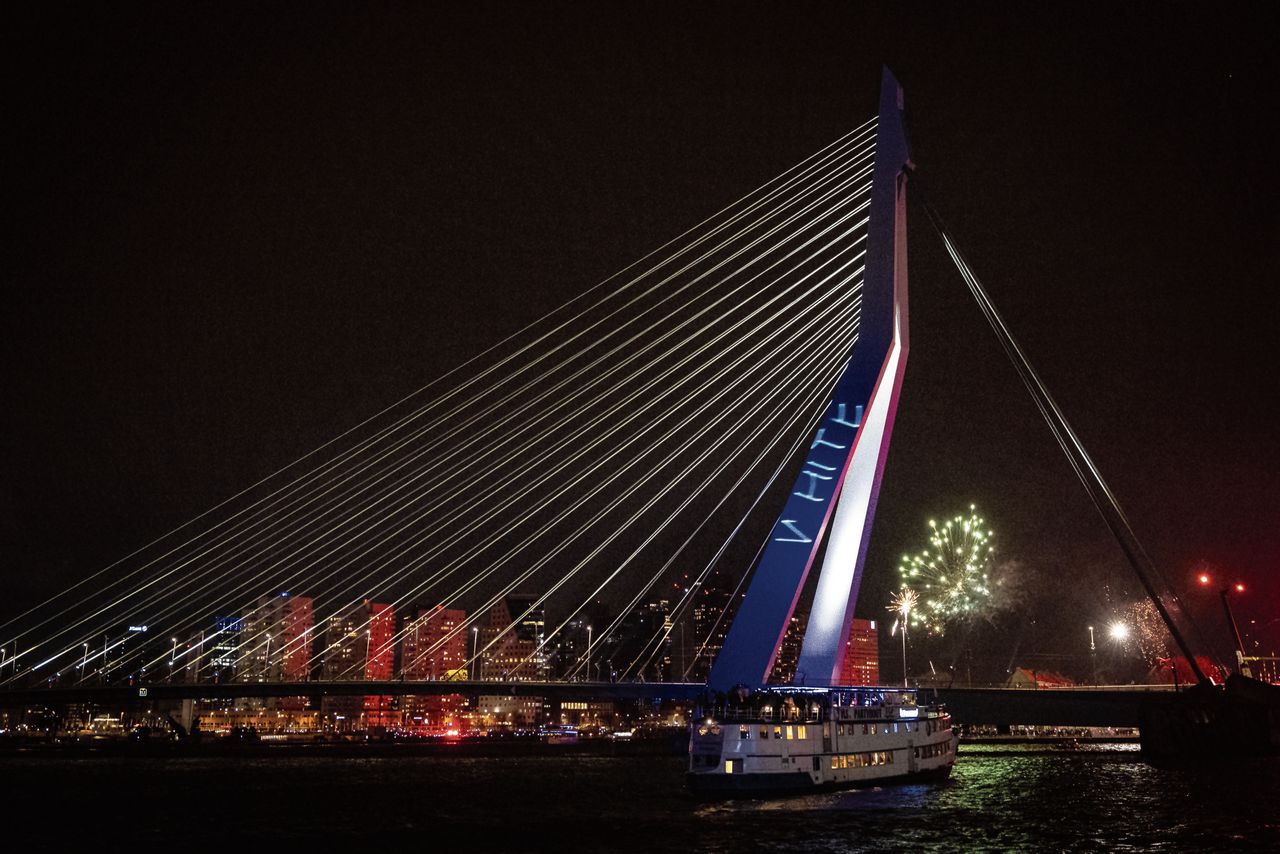 De Erasmusbrug tijdens de jaarwisseling met teksten als ‘White Lives Matter’ en ‘vrolijk Blank 2023’.