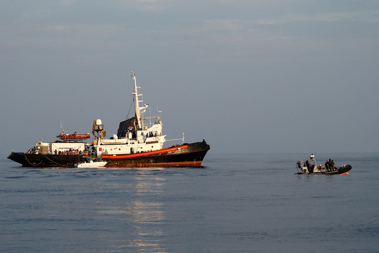 Foto ter illustratie van een ngo-boot die migranten op zee oppikt. Er is een reddingsactie gaande in het zuiden van Italië nadat tientallen overleden migranten aanspoelden.