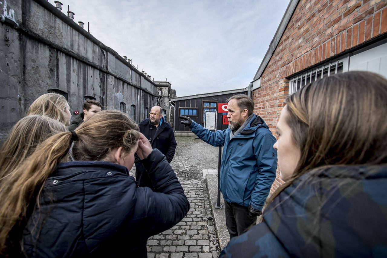 Leerlingen uit Maastricht op bezoek bij Fort Breendonk in Willebroek (België), dat tijdens de Tweede Wereldoorlog als strafkamp diende voor tegenstanders van de nazi-bezetting.