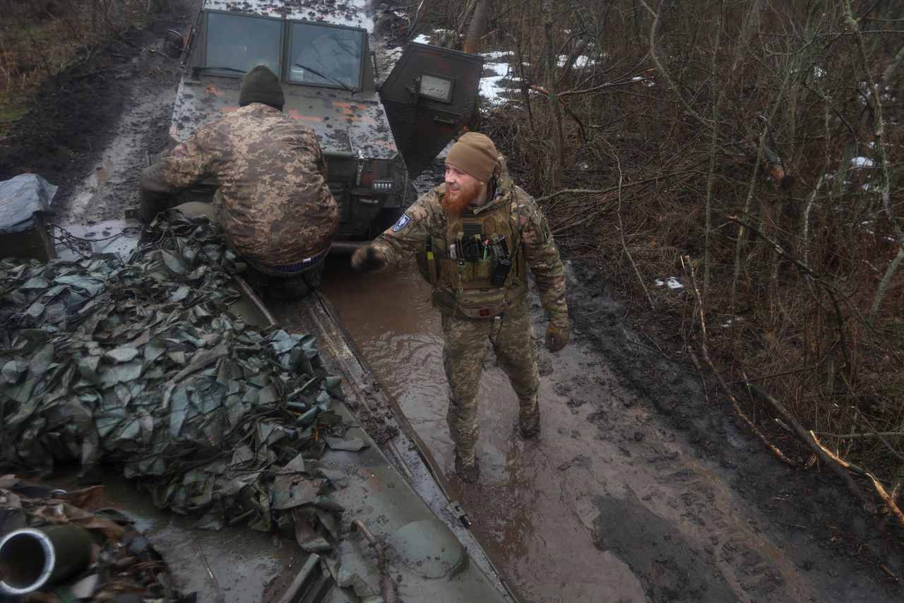 Oekraïense militairen naast gepantserde voertuigen nabij de frontliniestad Bachmoet, te midden van de Russische aanval op Oekraïne, op 25 februari.