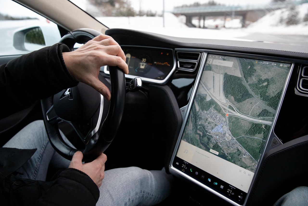 Het interieur van een Tesla. Tesla heeft de prijzen van zijn modellen flink verlaagd, in sommige gevallen zelfs met 20 procent.