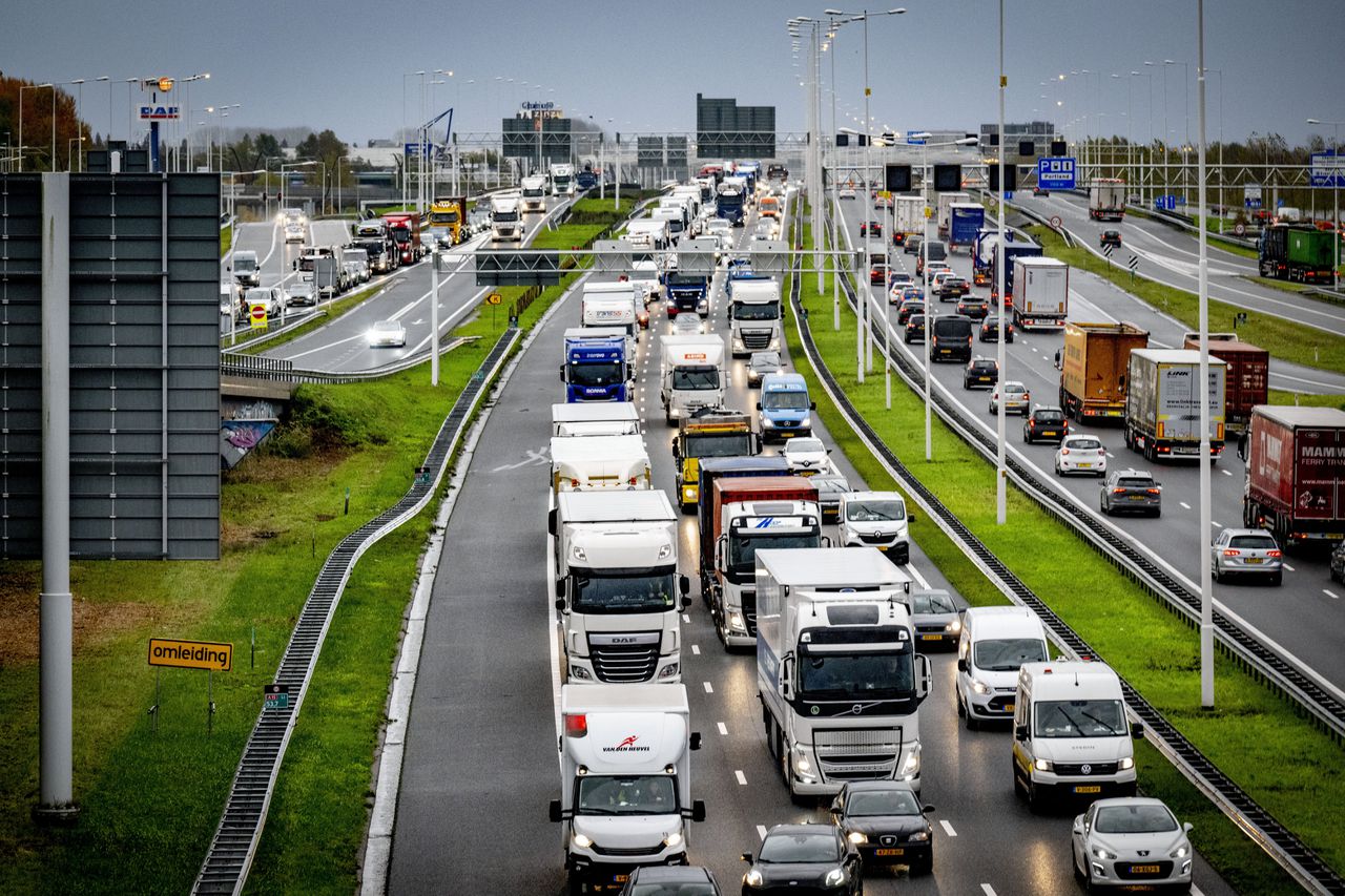 De gemiddelde automobilist liep in 2022 ruim veertig uur vertraging op in Rotterdam.