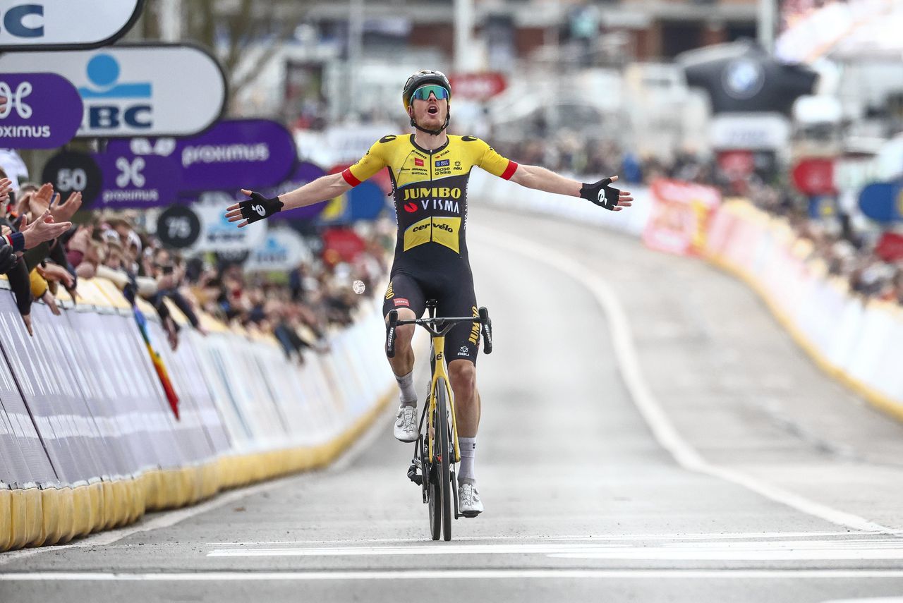 Dylan van Baarle komt over de streep als winnaar van de Omloop het Nieuwsblad