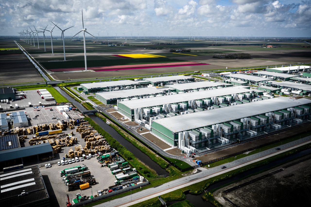 Een luchtfoto van het datacenter van Microsoft in de Wieringermeerpolder, Noord-Holland.