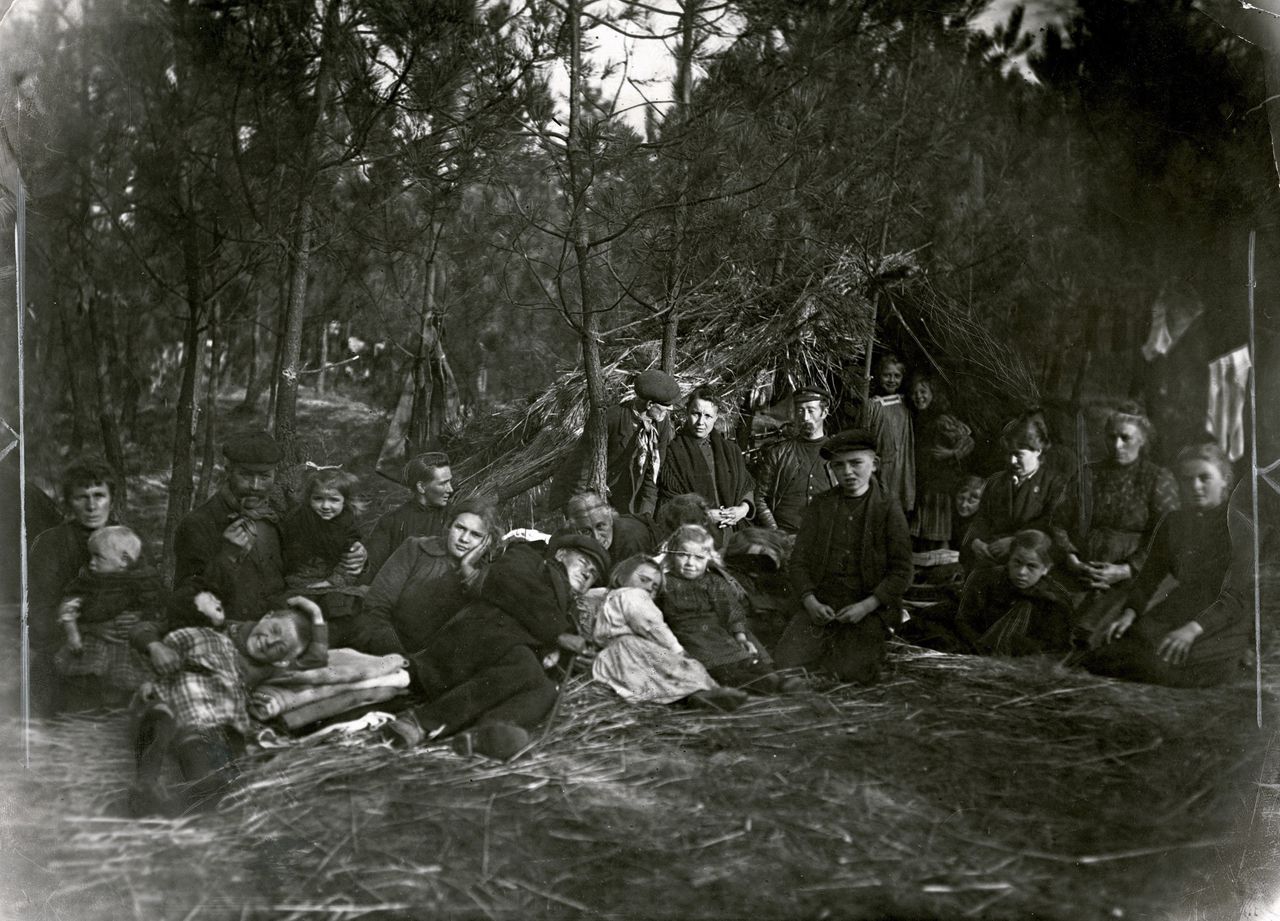 Belgische vluchtelingen van brengen in de open lucht de nacht door langs de Belgisch-Nederlandse grens, in oktober 1914.