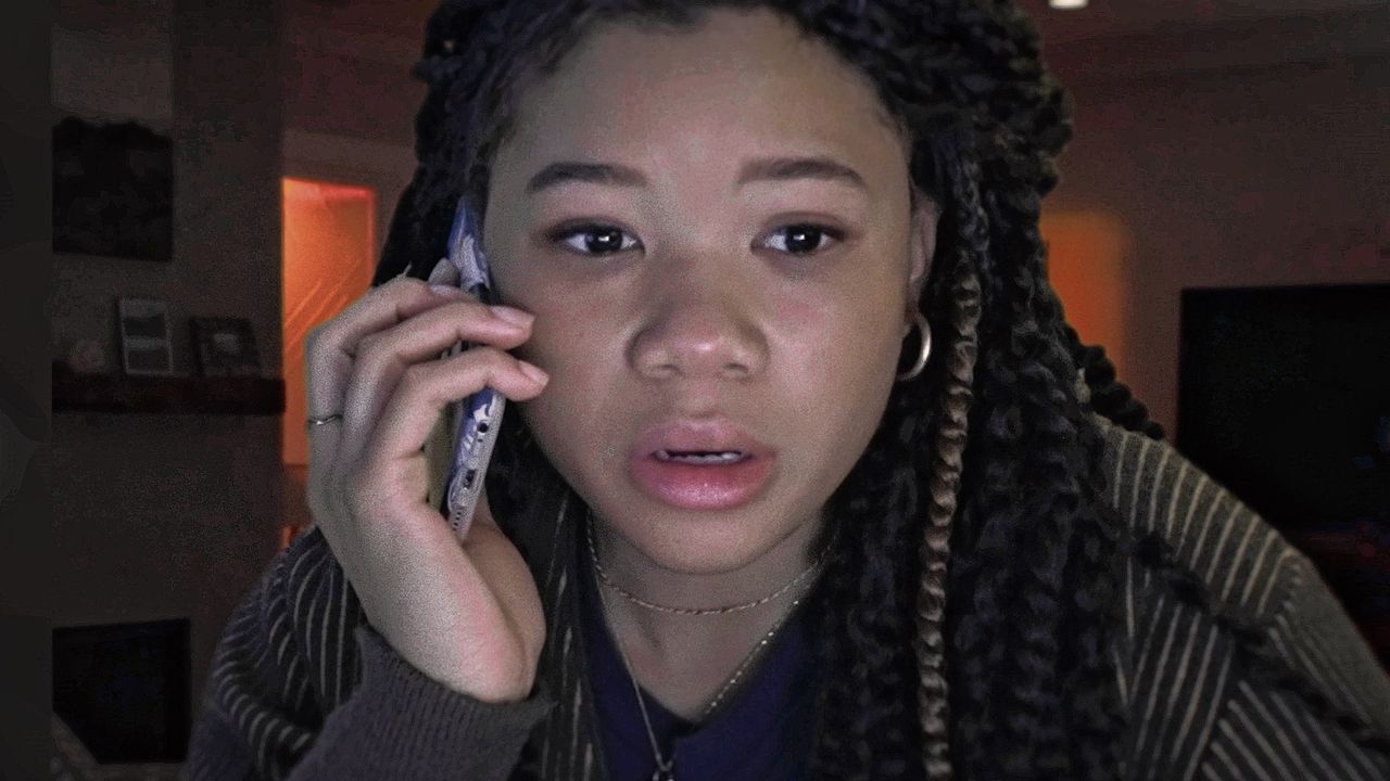 June (Storm Reid) probeert via allerlei digitale wegen haar vermiste moeder terug te vinden, in ‘Missing’.