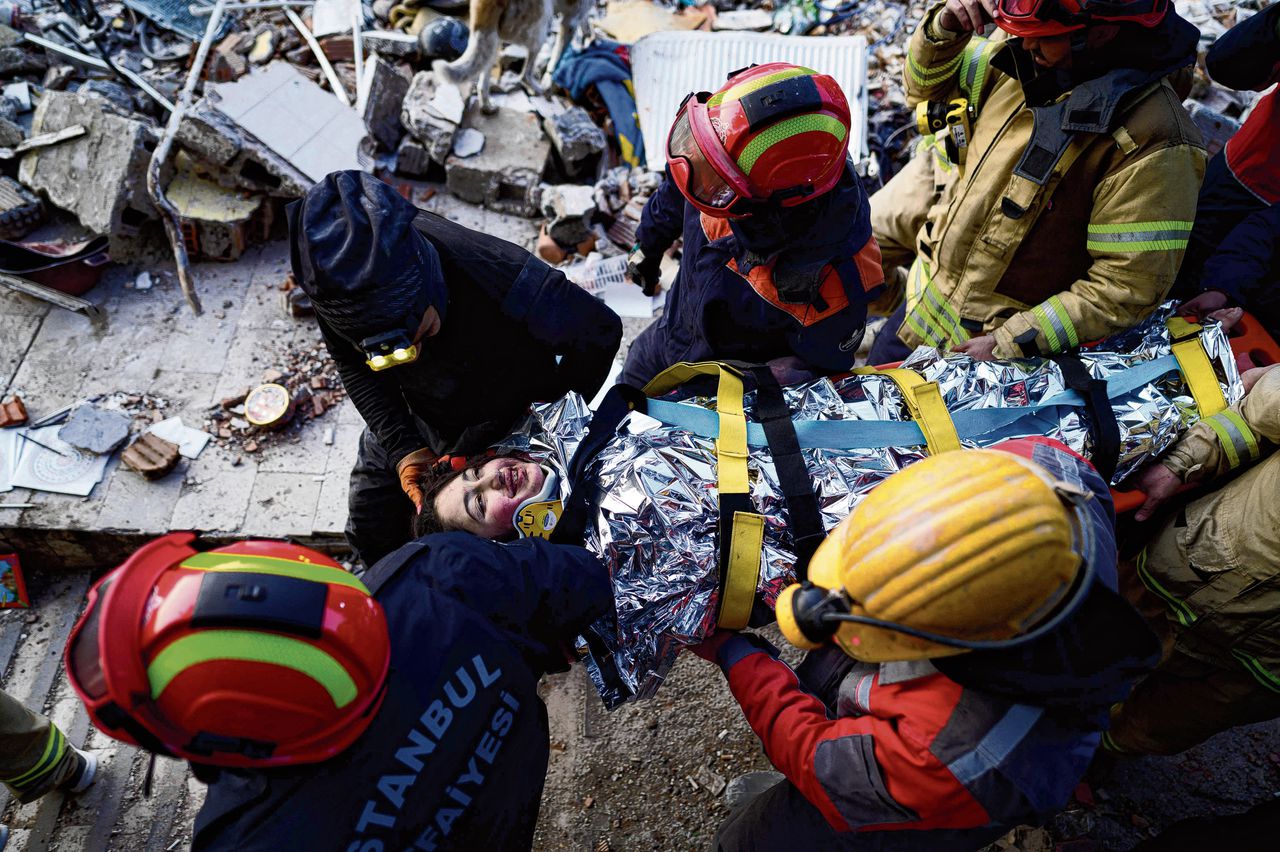 Reddingswerkers in Syrië brengen een 12-jarige meisje, genaamd Cudi, in veiligheid nadat zij zondag van onder het puin vandaan is gehaald in de stad Hatay.