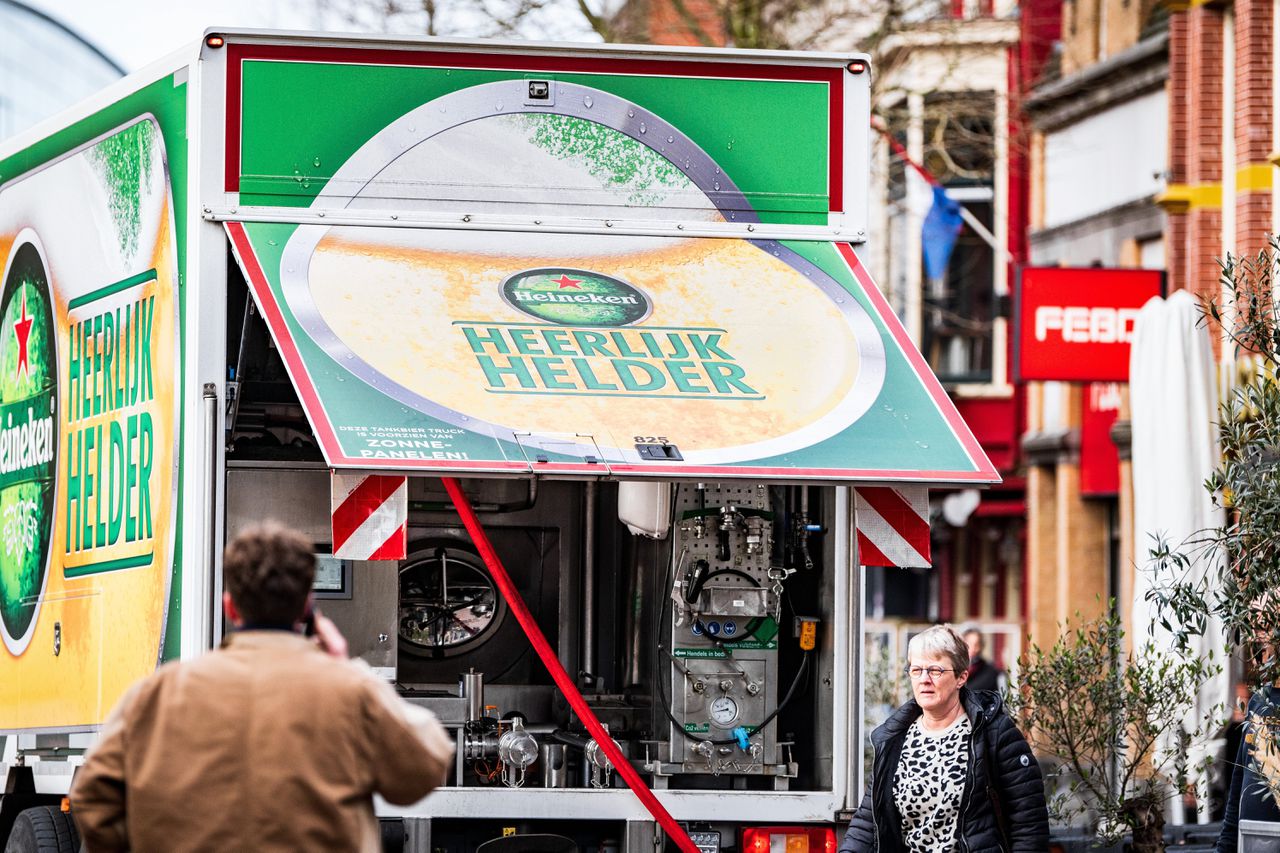 Een kroeg in Leeuwarden. De heropening van de horeca in Europa en de VS hielpen Heineken vorig jaar.