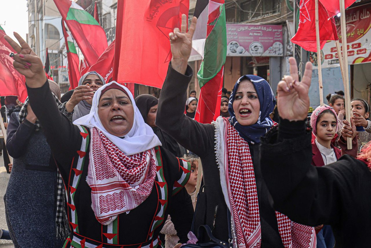 In de stad Rafah, in de Gazastrook, protesteren Palestijnse vrouwen zondag tegen de bijeenkomst in Jordanië.