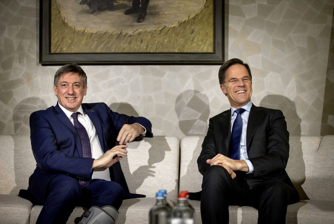 De premiers Jan Jambon en Mark Rutte tijdens de Nederlands-Vlaamse regeringstop in Den Bosch.