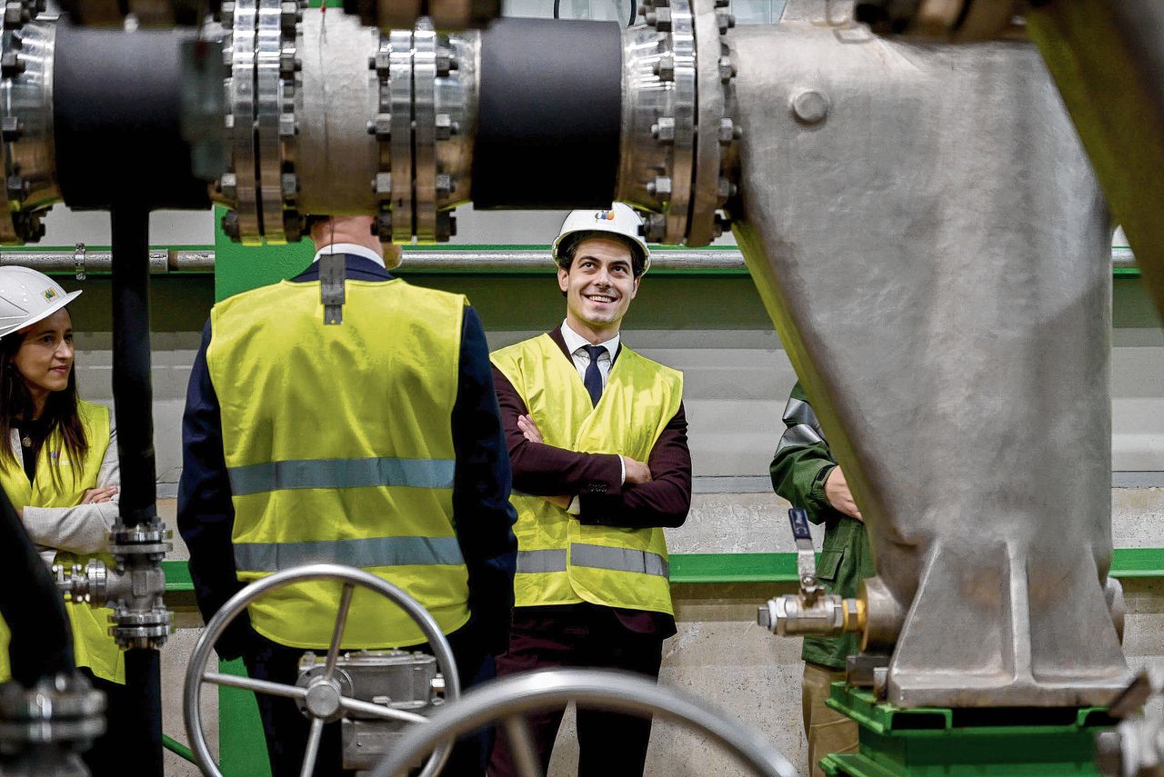 Minister Rob Jetten bezocht maandag de waterstoffabriek van Iberdrola in Puertollano.