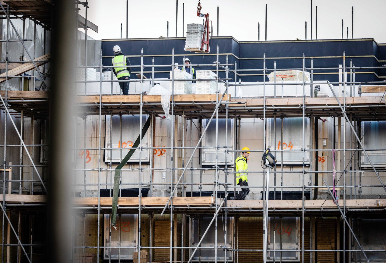 Bouwvakkers aan het werk bij het nieuwbouwproject Park Vijfsluizen.