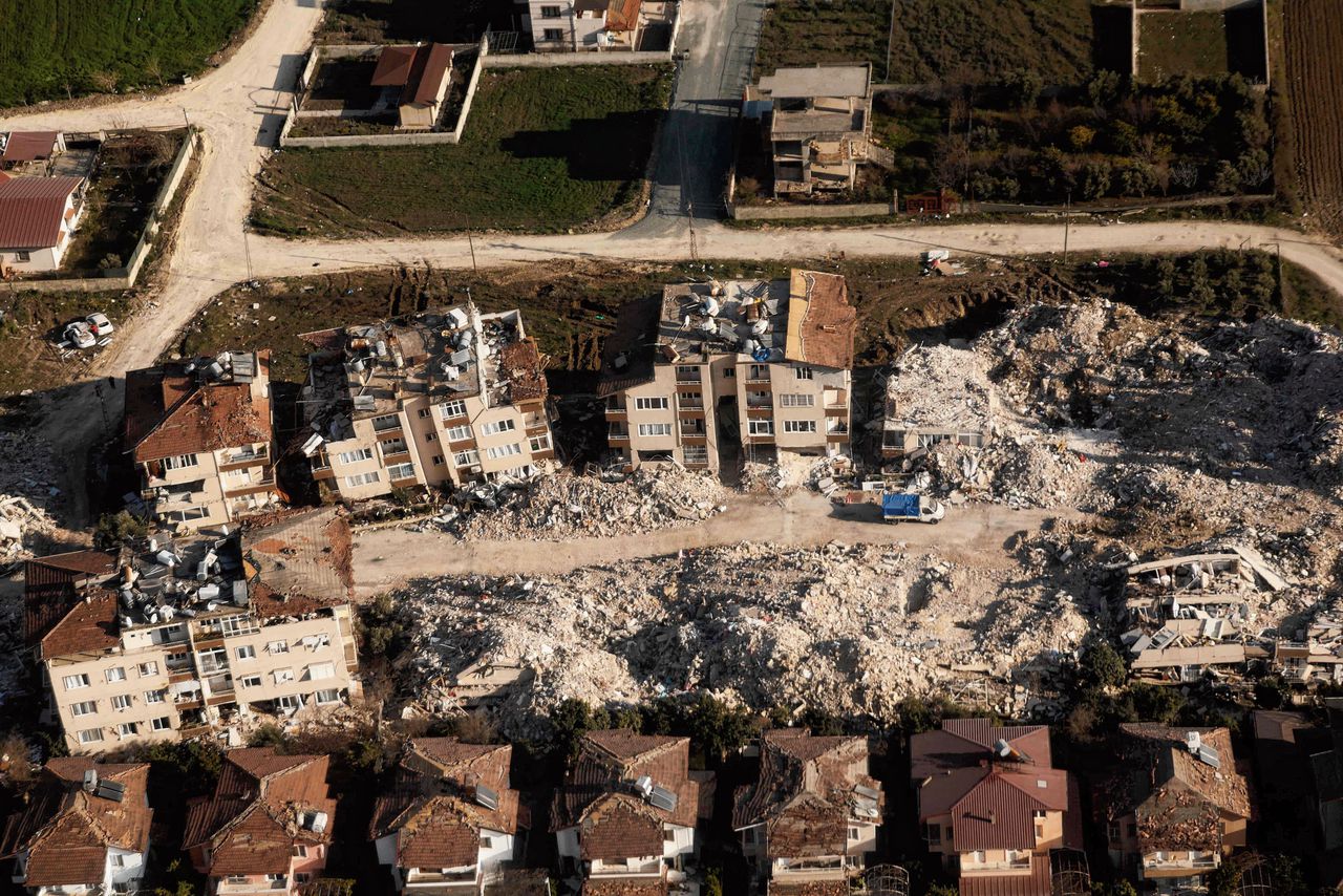 Een luchtfoto toont de schade van door eerdere aardbevingen getroffen gebied in de provincie Hatay.