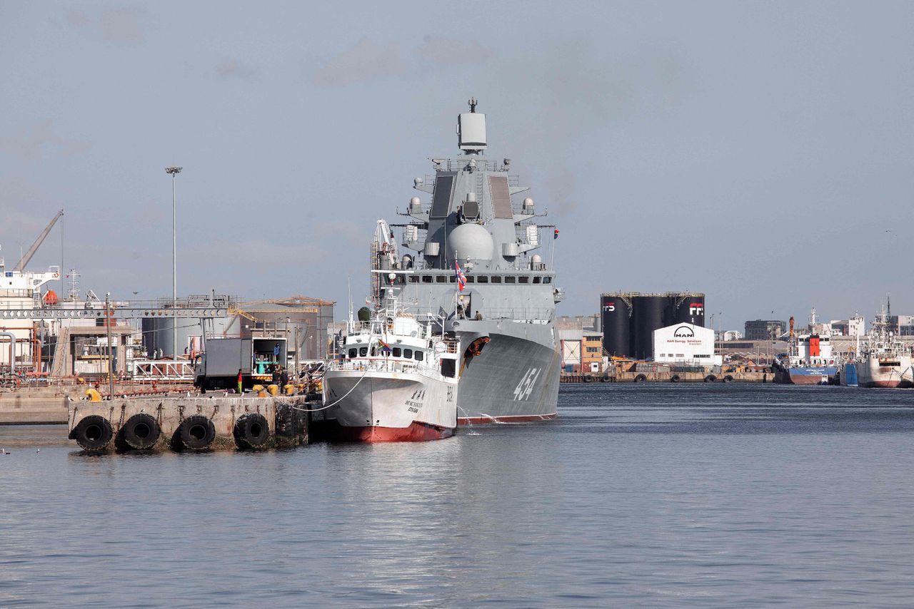 Het Russische fregat Admiraal Gorshkov in de haven van Kaapstad, onderweg naar Durban voor een militaire oefening. Foto AFP