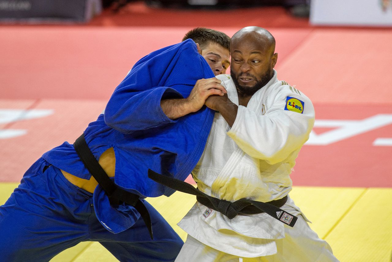 Matvey Kanikovskiy (L) uit Rusland neemt het op tegen Jorge Fonseca uit Portugal tijdens de goudenmedaillewedstrijd in de gewichtsklasse 100 kg bij het Grand Slam van 2022 in Ulaanbaatar. De Rus wint, onder neutrale vlag.