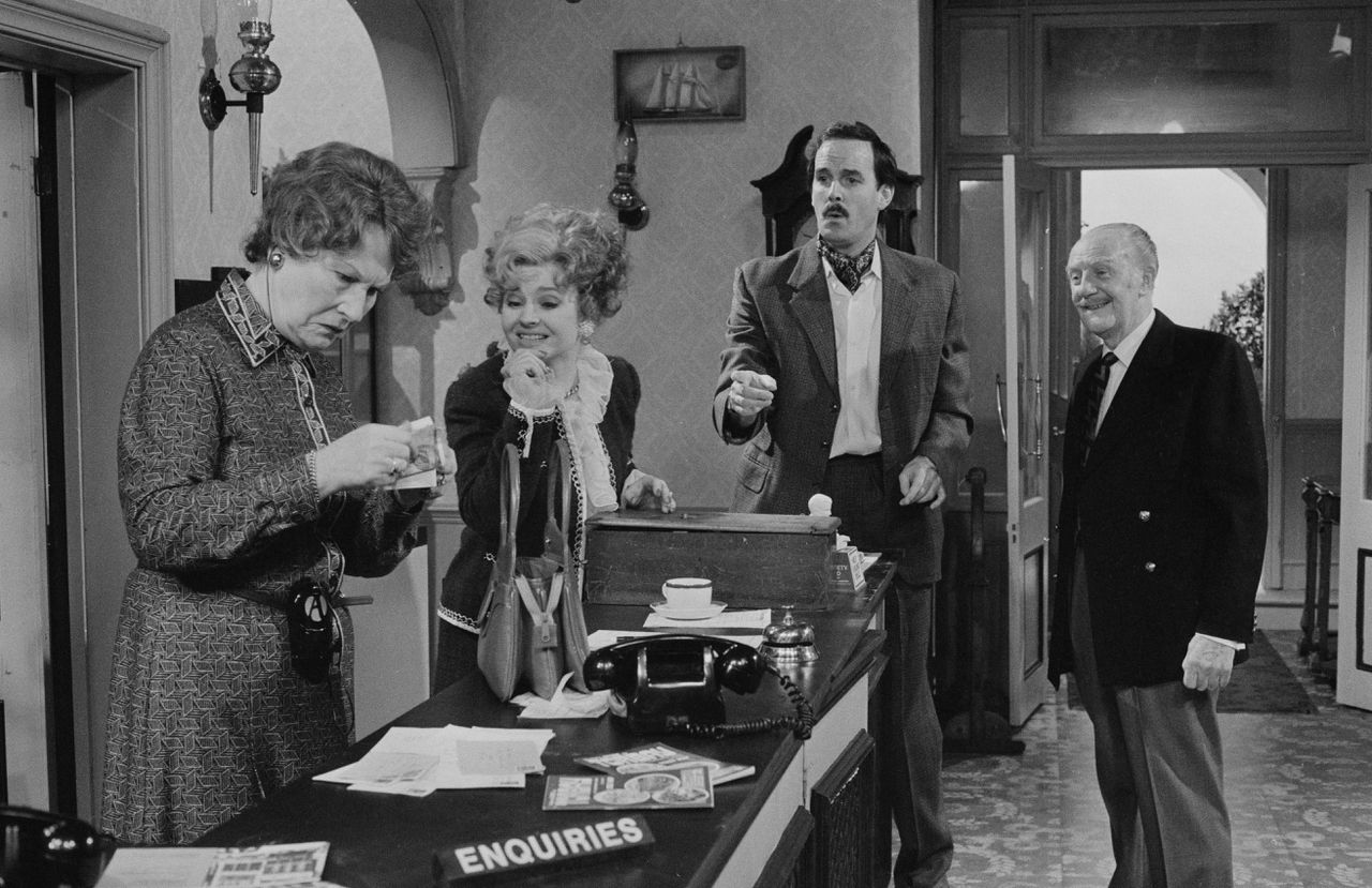 Joan Sanderson, Prunella Scales, John Cleese en Ballard Berkeley in de aflevering ‘Communication Problems’ van sitcom Fawlty Towers.