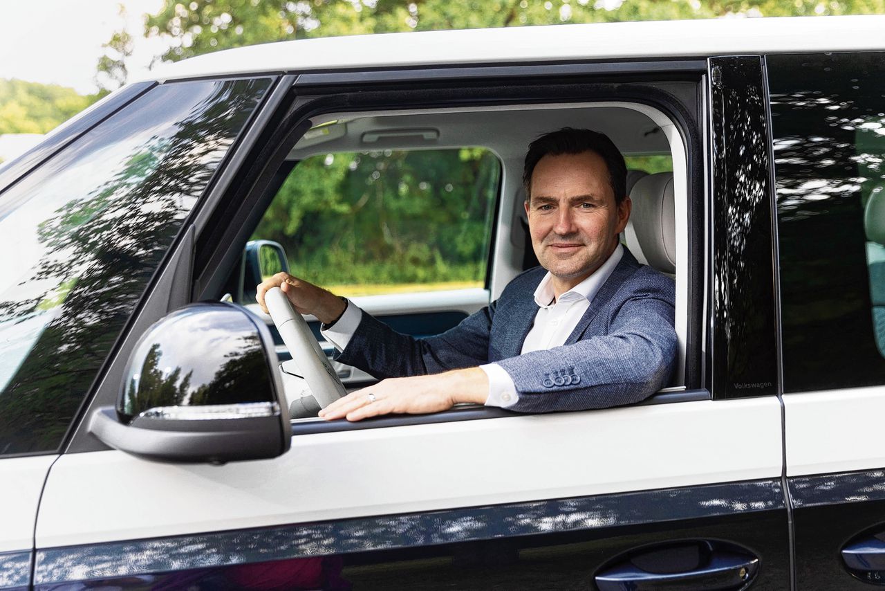 VW-topman Oliver Blume (rechts) luidt de bel bij de beursgang van sportwagenmerk Porsche in Frankfurt, september 2022.