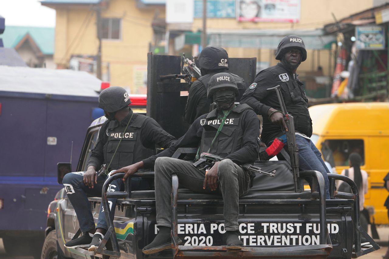 Politieagenten patrouilleren tijdens een protest bij het Nigeria Labour Congress op straat in Lagos, Nigeria.