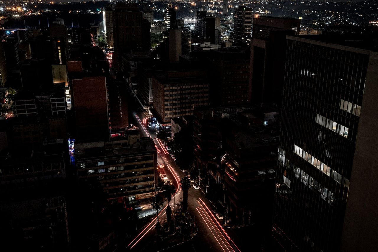 Braamfontein, een wijk in Johannesburg, is in het duister gehuld vanwege het afsluiten van de stroom.