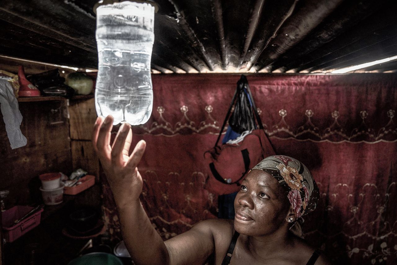 Door de stroomuitval zoeken Zuid-Afrikanen naar alternatieve verlichting, zoals deze plastic fles met water en bleek.