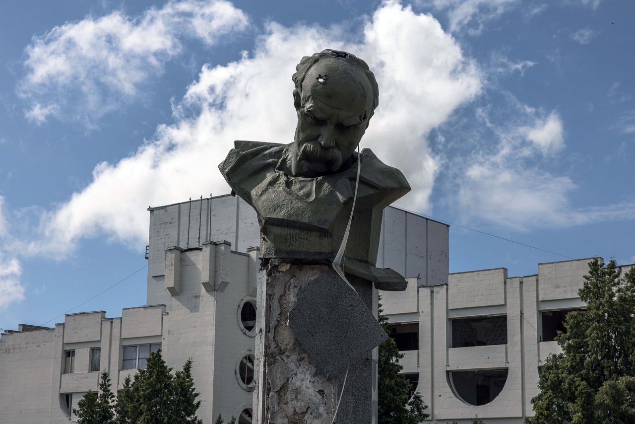 Een standbeeld van de Oekraïense dichter Taras Sjevtsjenko raakte beschadigd bij een bombardement in Borodyanka, in de buurt van Kiev, afgelopen juni.