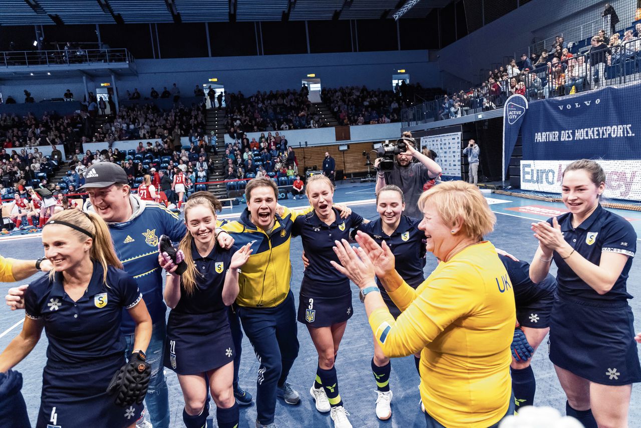 De Oekraïense zaalhockeysters en begeleiding vieren eind vorig jaar de derde plaats bij het EK in Hamburg.