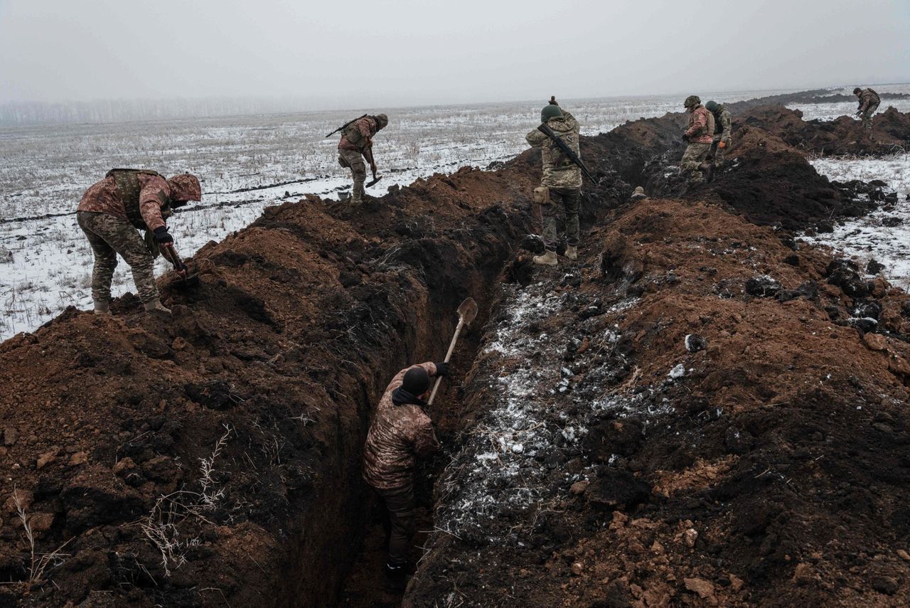 Oekraïense soldaten leggen nieuwe loopgraven aan nabij Bachmoet.