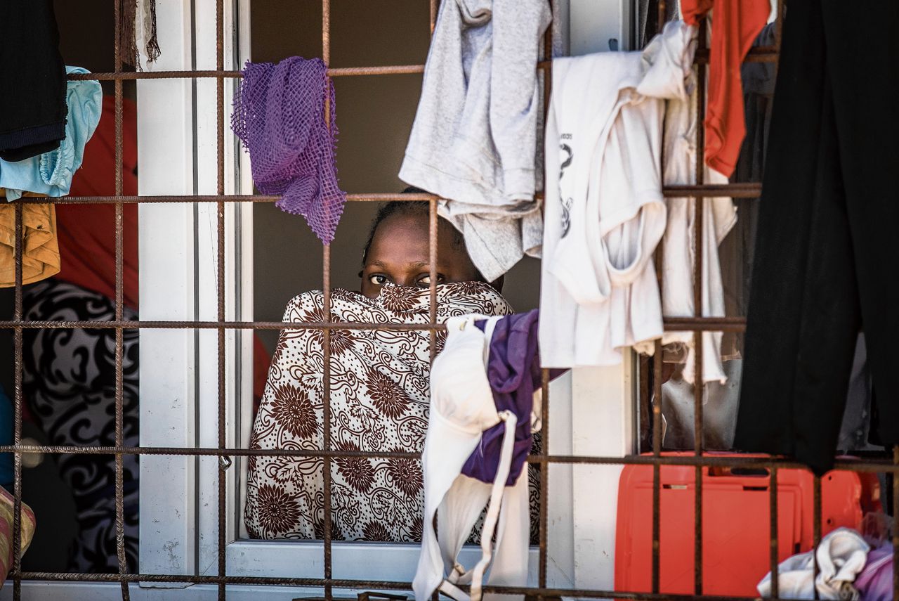 Een vrouw in een gevangenis voor migranten in Tripoli, Libië.