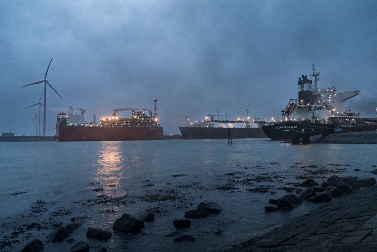 Drijvende lng-terminals in de Groningse Eemshaven. De schepen zetten lng weer om in gas, waarna het aan het Nederlandse gasnet gevoed kan worden.