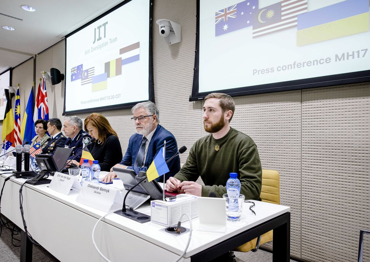 Vertegenwoordigers van het Joint Investigative Team (JIT) zitten in Den Haag klaar voor de start van de persconferentie.