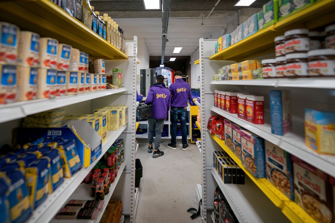 Medewerkers van de flitsbezorgdienst Getir in een supermarkt in Amsterdam.