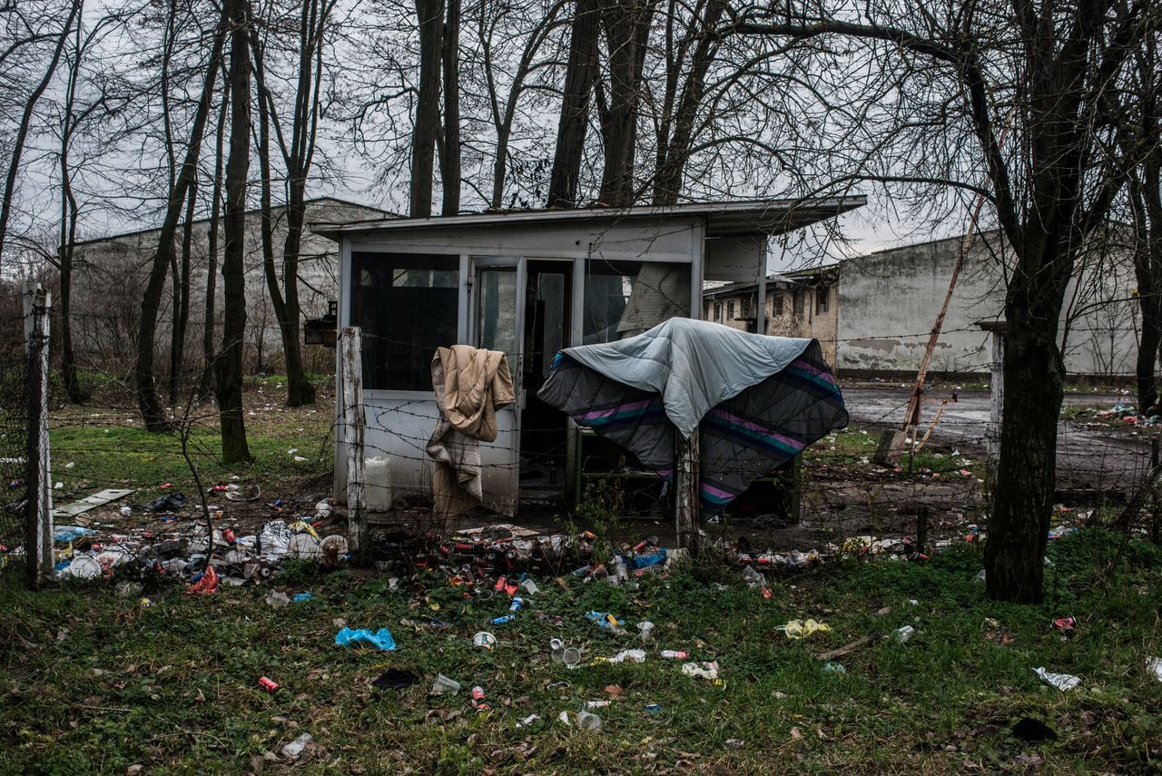 Achtergelaten slaapzakken bij het illegale migrantenkampement in het Servische Sombor, dat eind januari niet voor het eerst door de politie werd ontruimd.