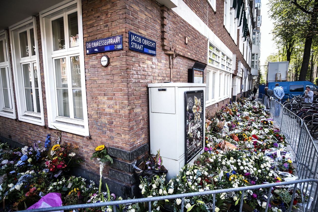 Mensen leggen bloemen bij het kantoor van de doodgeschoten advocaat Derk Wiersum. De raadsman van kroongetuige Nabil B. werd op straat in Amsterdam-Buitenveldert geliquideerd.