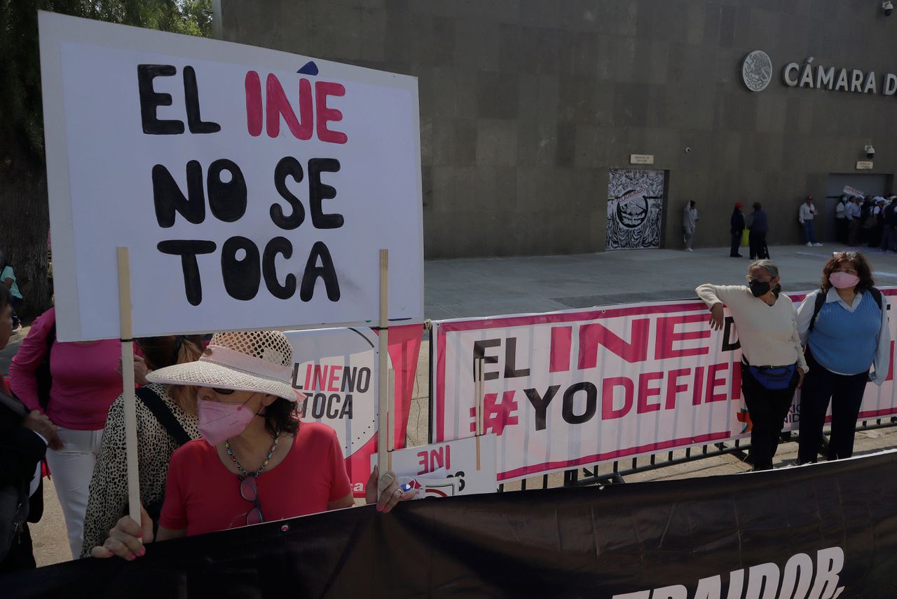 Betoging voor het Congres in Mexico-Stad tegen de reorganisatie van het Nationale Kiesinstituut (INE). ‘Van het INE blijf je af’, luidt de tekst op het protestbord.