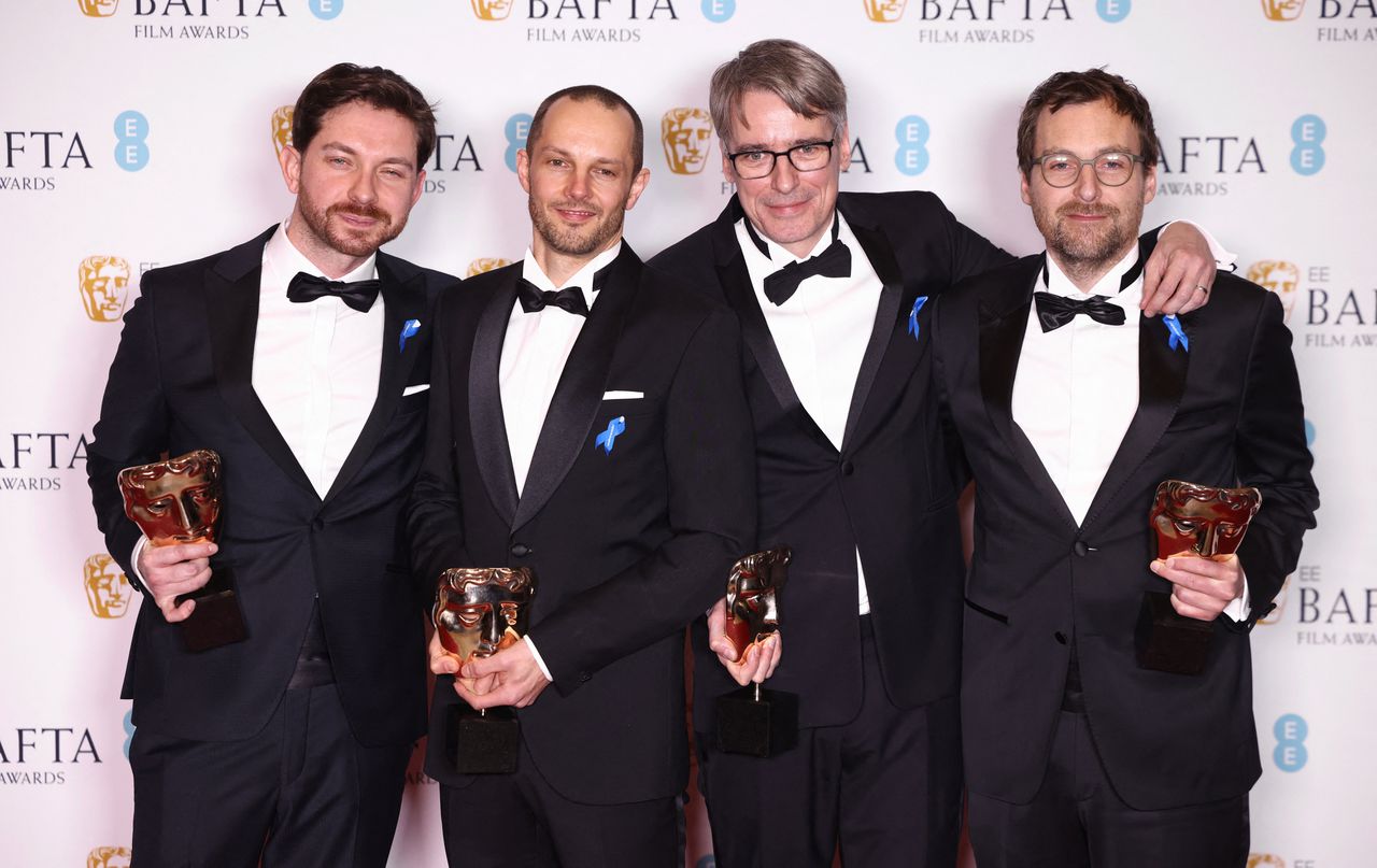 Viktor Prasil, Markus Stemler, Frank Kruse en Lars Ginzel poseren met hun prijzen voor 'All Quiet On The Western Front' bij de Bafta's.