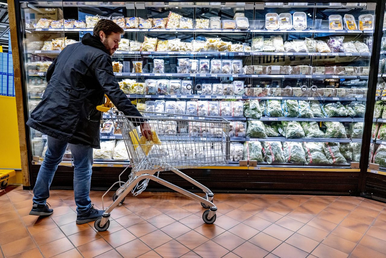 Een klant doet boodschappen in een Jumbo-supermarkt. De hoge inflatie van afgelopen jaar lijkt iets af te zwakken.