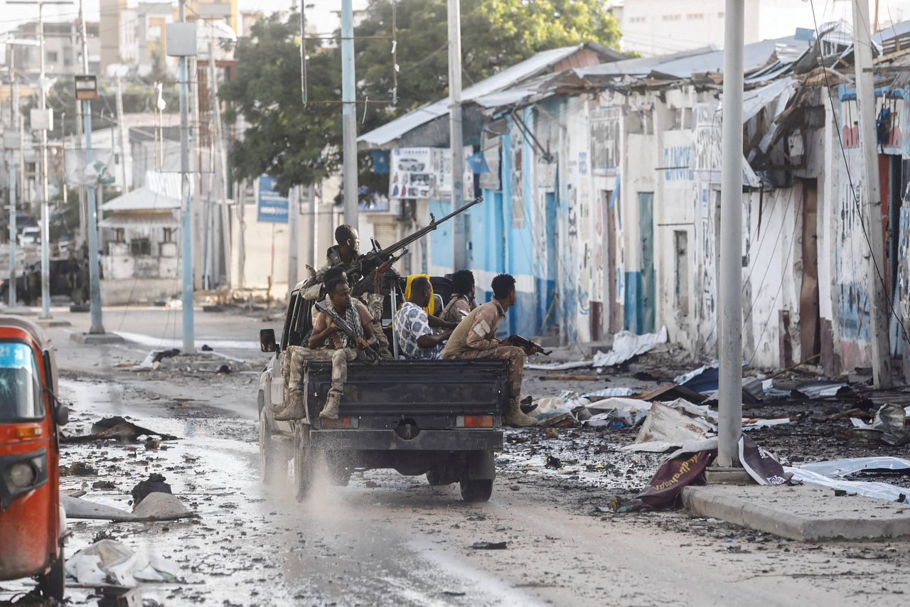 Somalische veiligheidsagenten reden in augustus vorig jaar langs een deel van Hotel Hayat, het toneel van een aan Al-Qaida gelinkte militante aanval van de Al Shabaab-groep, in de Somalische hoofdstad Mogadishu.